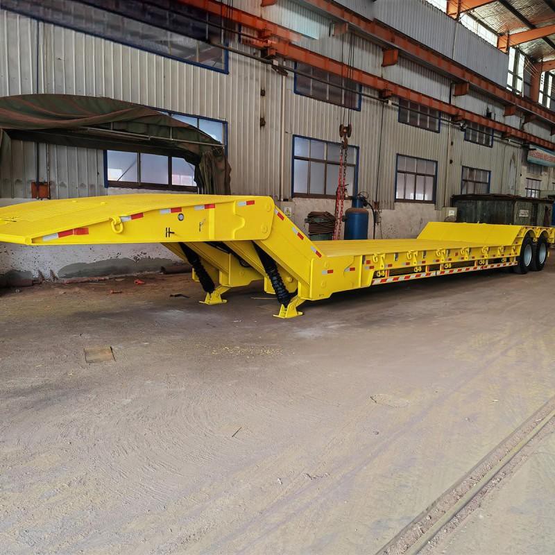 Výsuvný přívěs s nízkým lůžkem